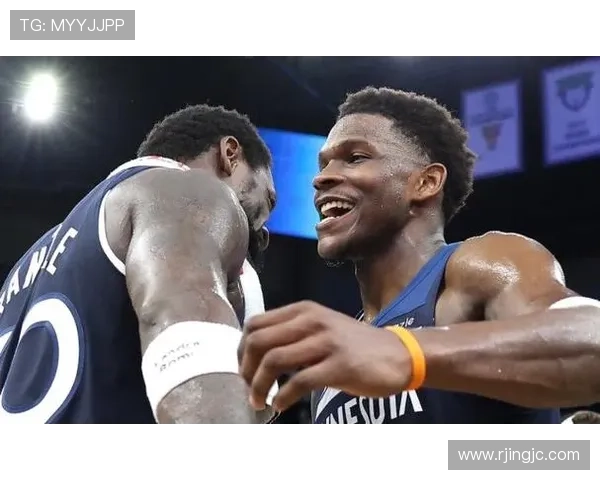 兰德尔谈与爱德华兹的默契配合：赛季磨合让我们更加默契无间